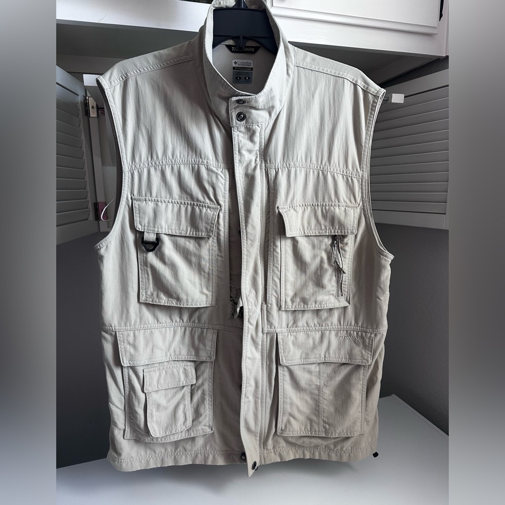 Columbia Men's Light Tan Utility Vest